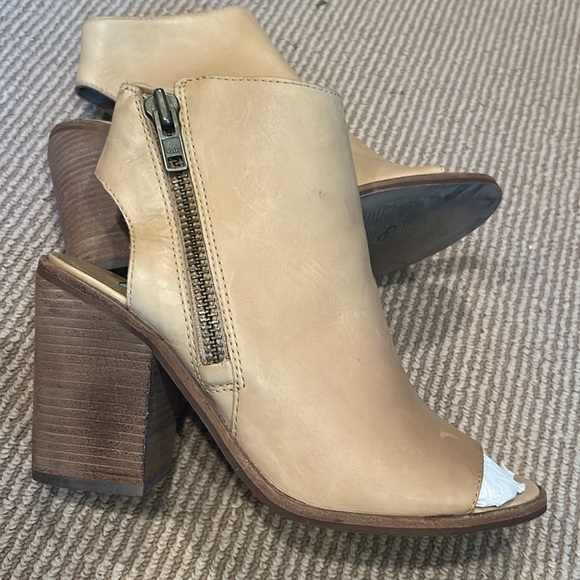 EUC STEVE MADDEN terraa peep toe tan leather heels size 8 - Picture 4 of 13